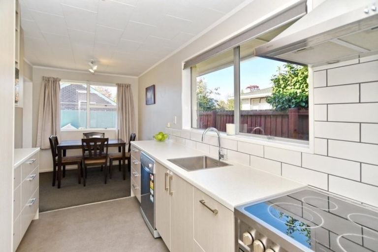 Photo of property in 2/10 Salford Avenue, Redwood, Christchurch, 8051