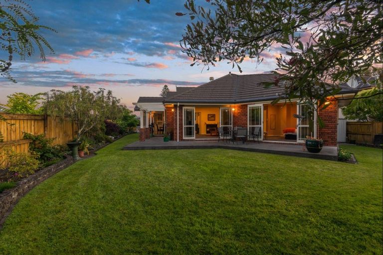 Photo of property in 6 La Lena Grove, Fitzherbert, Palmerston North, 4410