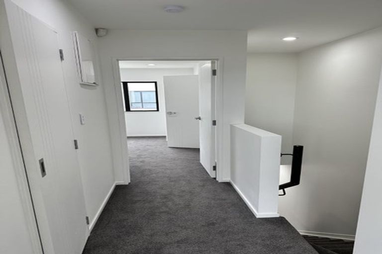 Photo of property in 2/77 Glenmore Road, Sunnyhills, Auckland, 2010