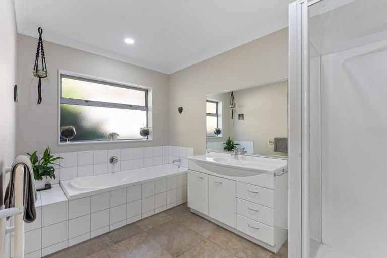 Photo of property in 14 Leanne Way, Waikanae Beach, Waikanae, 5036