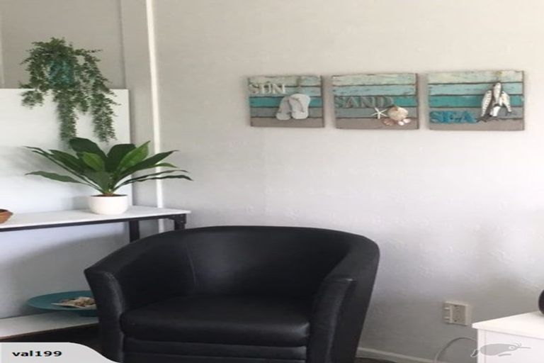 Photo of property in 1/946 Beach Road, Waiake, Auckland, 0630