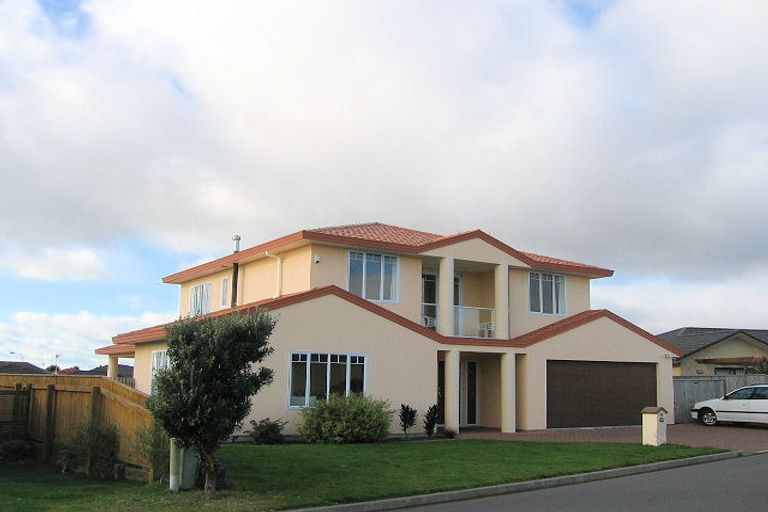 Photo of property in 25 Quadrant Heights, Paraparaumu, 5032