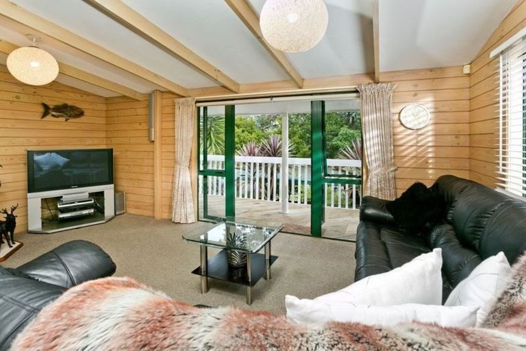 Photo of property in 2/42 Woodlands Crescent, Browns Bay, Auckland, 0630