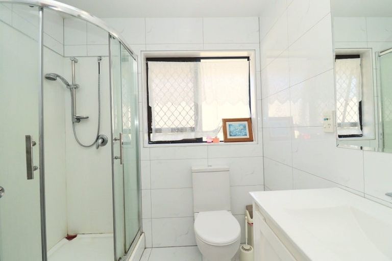 Photo of property in 1 Eroni Clarke Close, Flat Bush, Auckland, 2019