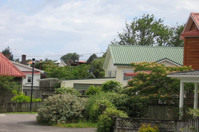 Photo of property in 2/3 Beatrix Street, Avondale, Auckland, 1026