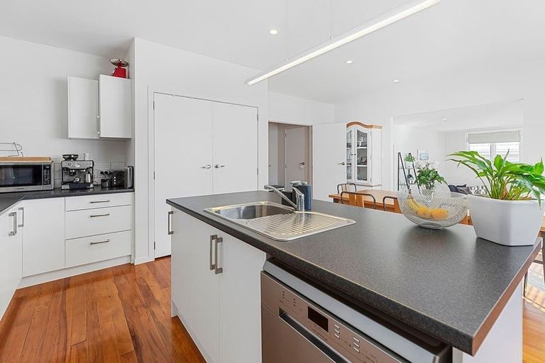 Photo of property in 27 Mexted Terrace, Tawa, Wellington, 5028