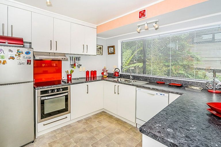 Photo of property in 1/10 Chedworth Drive, Glenfield, Auckland, 0629