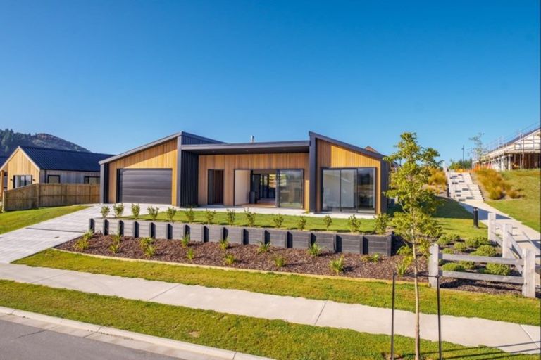 Photo of property in 33 Obelisk Street, Wanaka, 9305