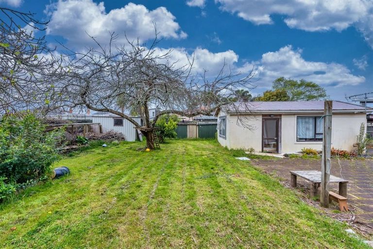 Photo of property in 5 Toru Street, Te Atatu Peninsula, Auckland, 0610