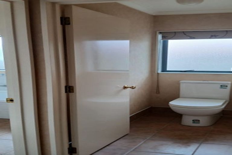 Photo of property in 14 Harobed Place, Weymouth, Auckland, 2103