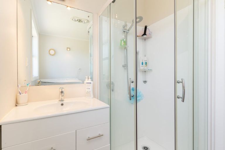 Photo of property in 28 Franklyn Road, Tawa, Wellington, 5028