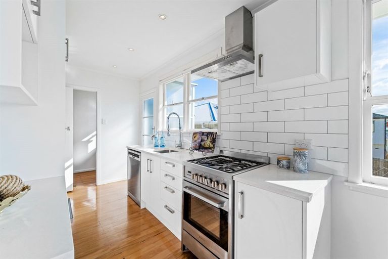 Photo of property in 1/23 Bond Crescent, Forrest Hill, Auckland, 0620