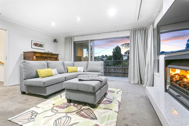 Photo of property in 9a Heathcote Road, Castor Bay, Auckland, 0620