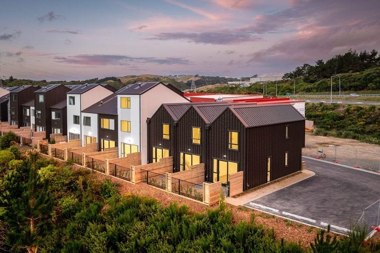 Photo of property in 84 Ara Paiwhenua, Tawa, Wellington, 5028