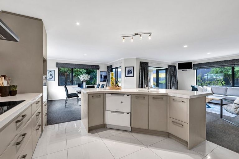 Photo of property in 28 Paynters Avenue, Strandon, New Plymouth, 4312