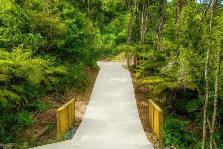 Photo of property in 2 Koki Road, Greenhithe, Auckland, 0632