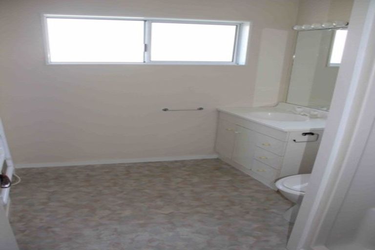 Photo of property in 1a Garadice Road, Rothesay Bay, Auckland, 0630