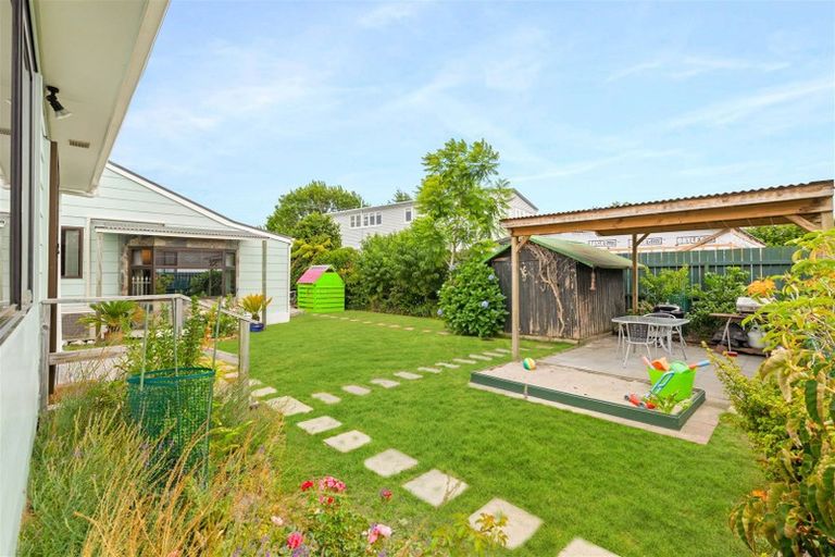 Photo of property in 102 Beach Road, Te Atatu Peninsula, Auckland, 0610