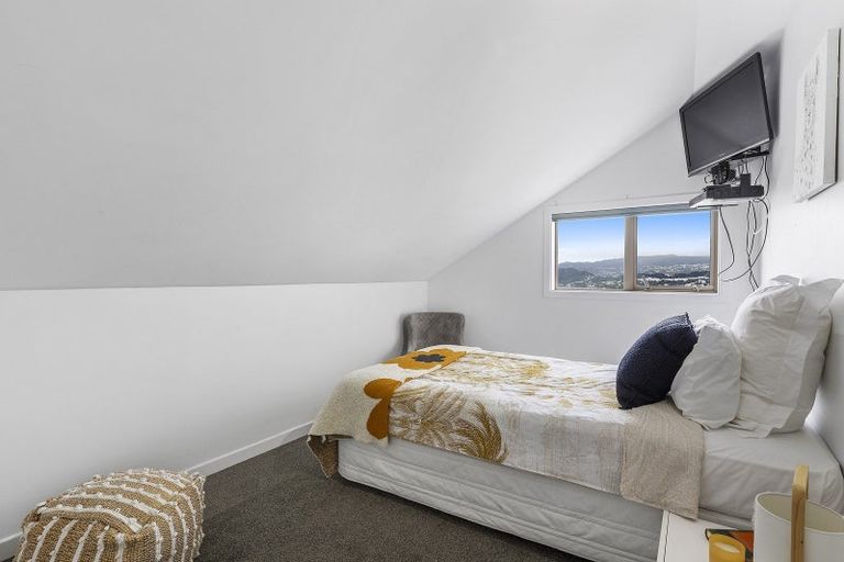 Photo of property in 5 Countess Close, Maupuia, Wellington, 6022