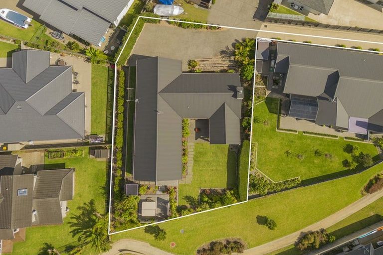 Photo of property in 18 Topping Place, Whitianga, 3510