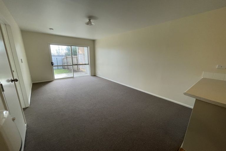 Photo of property in 5/242 Great North Road, Henderson, Auckland, 0612