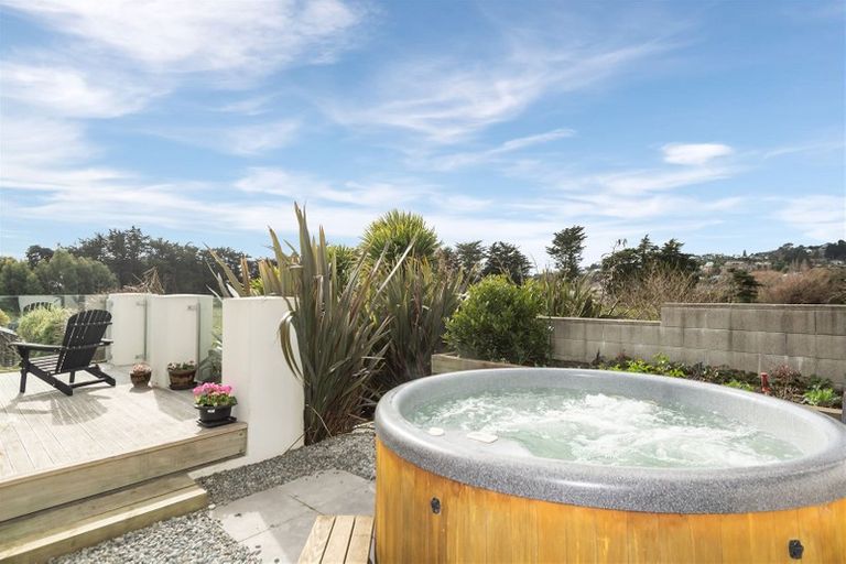 Photo of property in 40 Pentonville Close, Westmorland, Christchurch, 8025