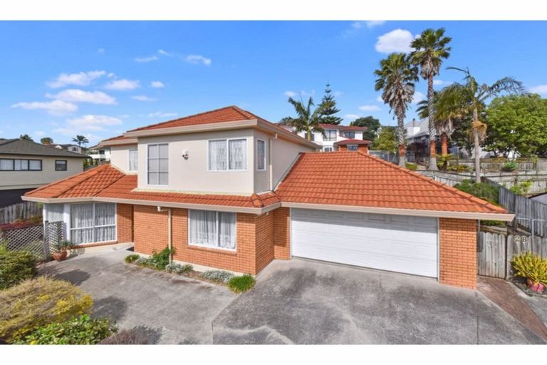 Photo of property in 2/2 Eske Place, Highland Park, Auckland, 2010