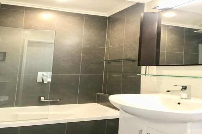 Photo of property in 1/43 Shanaway Rise, Hillcrest, Auckland, 0627