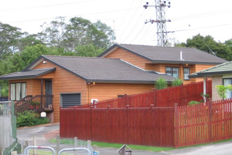 Photo of property in 21 Lanier Place, Glendene, Auckland, 0602