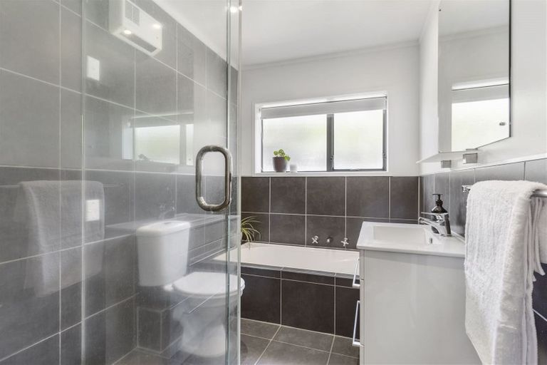 Photo of property in 70 Golfland Drive, Golflands, Auckland, 2013