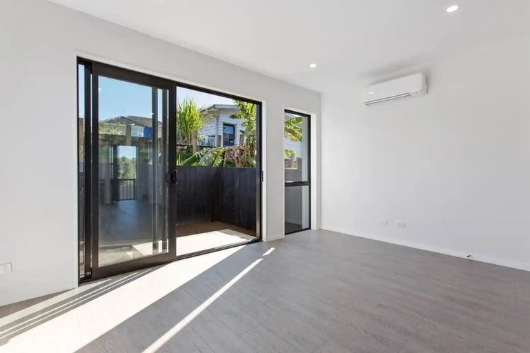 Photo of property in 24e Lincoln Park Avenue, Massey, Auckland, 0614
