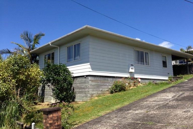 Photo of property in 10 Barron Drive, Green Bay, Auckland, 0604