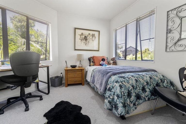 Photo of property in 1/27 Holdaway Avenue, Northcote, Auckland, 0627