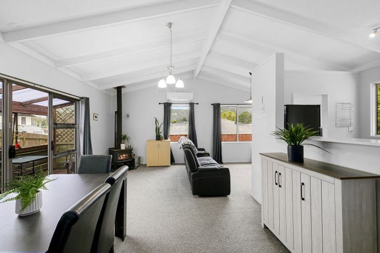 Photo of property in 7 Waipuna Grove, Stokes Valley, Lower Hutt, 5019