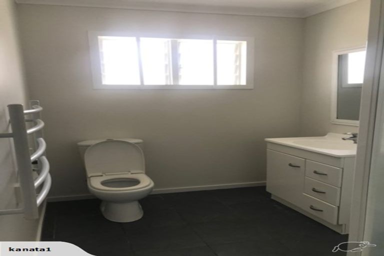 Photo of property in 1 Miltonia Avenue, Te Atatu South, Auckland, 0610