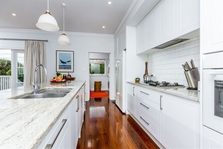 Photo of property in 18 William Bond Street, Stanley Point, Auckland, 0624