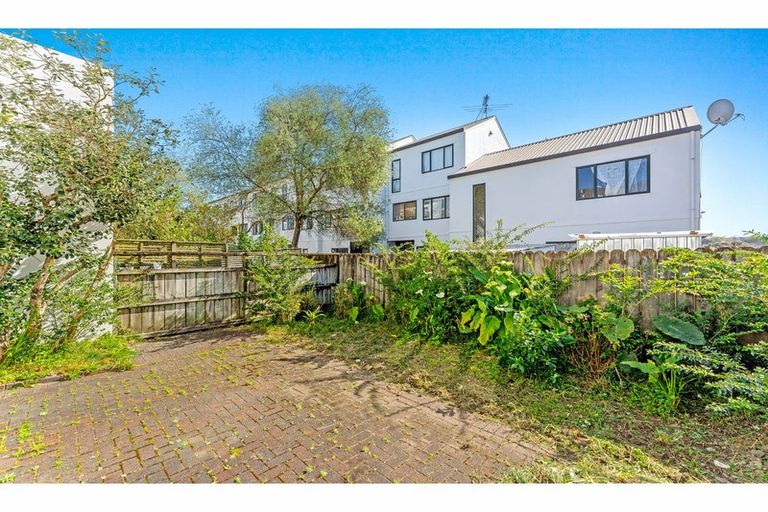 Photo of property in Lynn Park Terrace, 28/12 Ambrico Place, New Lynn, Auckland, 0600