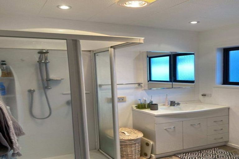 Photo of property in 2/11 Heather Place, Sunnynook, Auckland, 0620