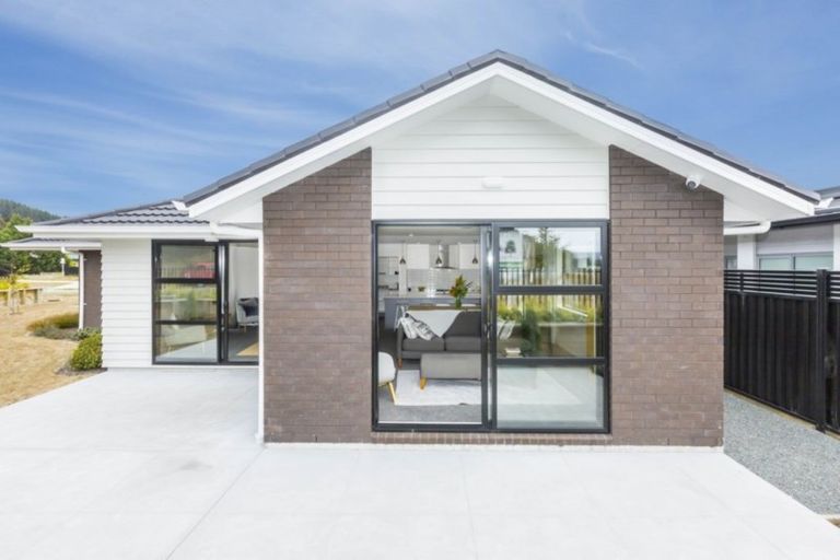 Photo of property in 2 Hopkirk Avenue, Wallaceville, Upper Hutt, 5018