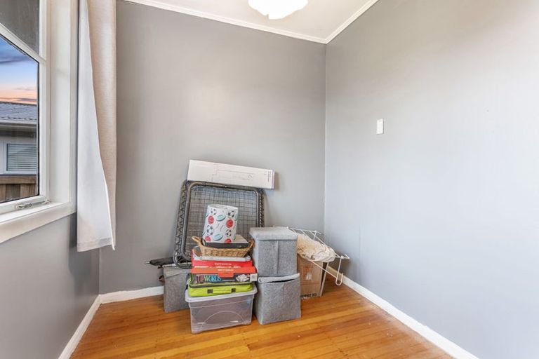 Photo of property in 15 Paton Avenue, Te Atatu South, Auckland, 0610