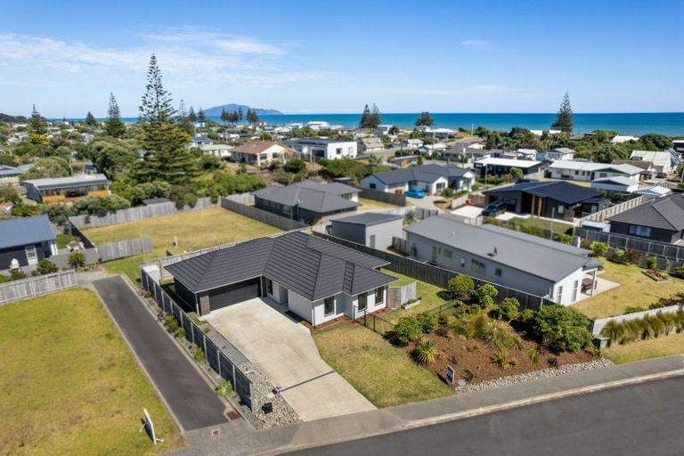 Photo of property in 49 Seagrass Place, Otaki Beach, Otaki, 5512