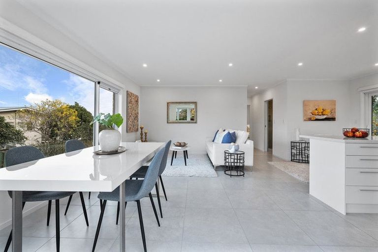 Photo of property in 1/28a Ravenwood Drive, Forrest Hill, Auckland, 0620