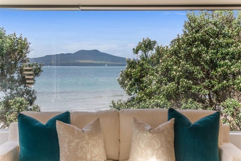 Photo of property in 34 Muritai Road, Milford, Auckland, 0620