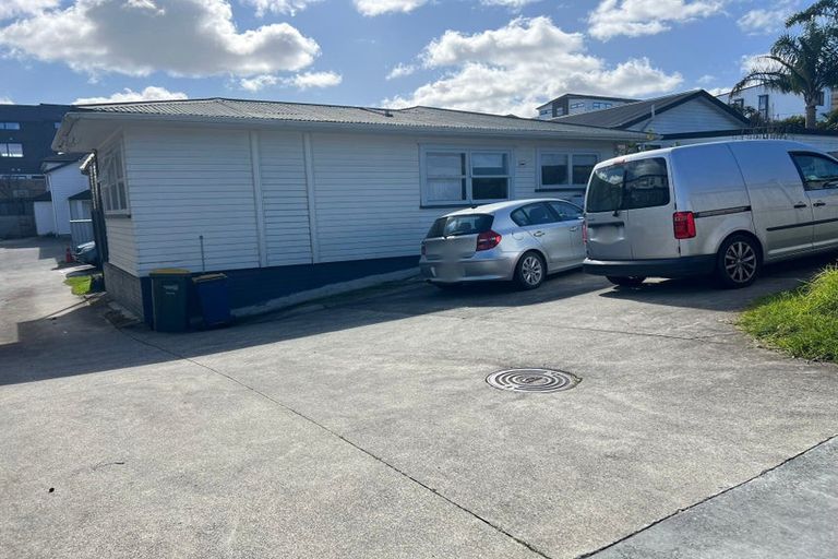 Photo of property in 9 Oteha Valley Road, Northcross, Auckland, 0632