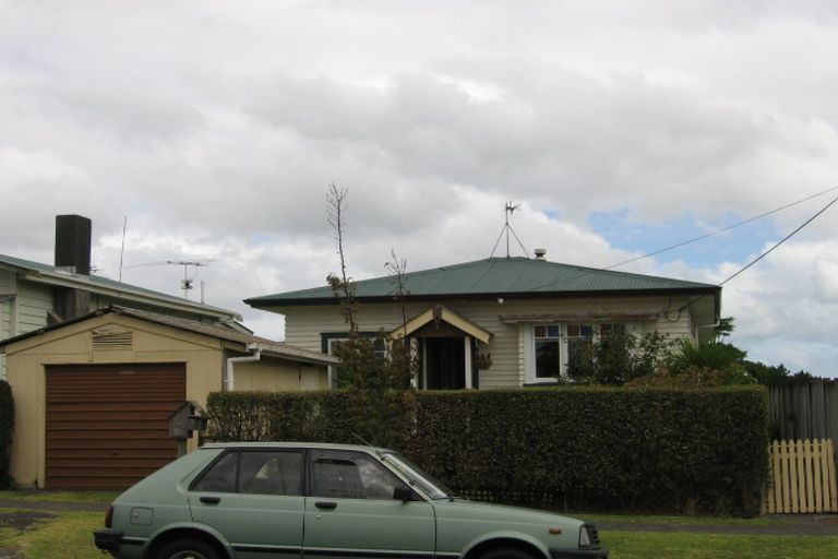 Photo of property in 1/61 Beach Haven Road, Beach Haven, Auckland, 0626