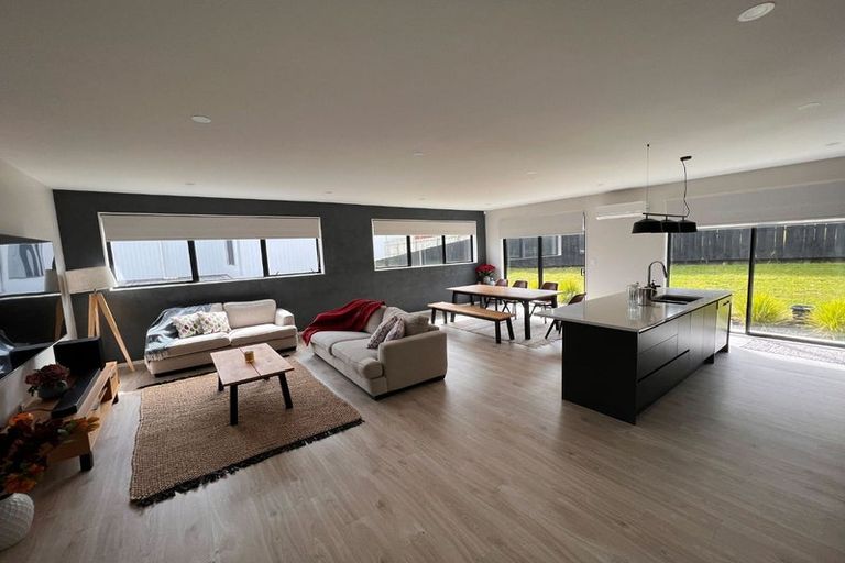 Photo of property in 8 Celestial Crescent, Orewa, 0931