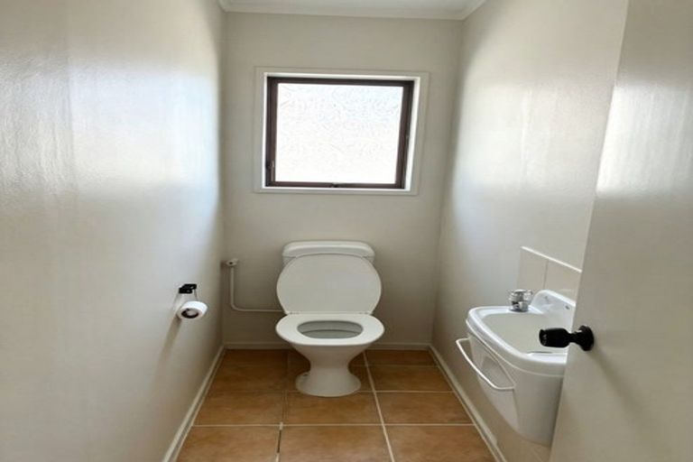 Photo of property in 144 Prince Regent Drive, Half Moon Bay, Auckland, 2012