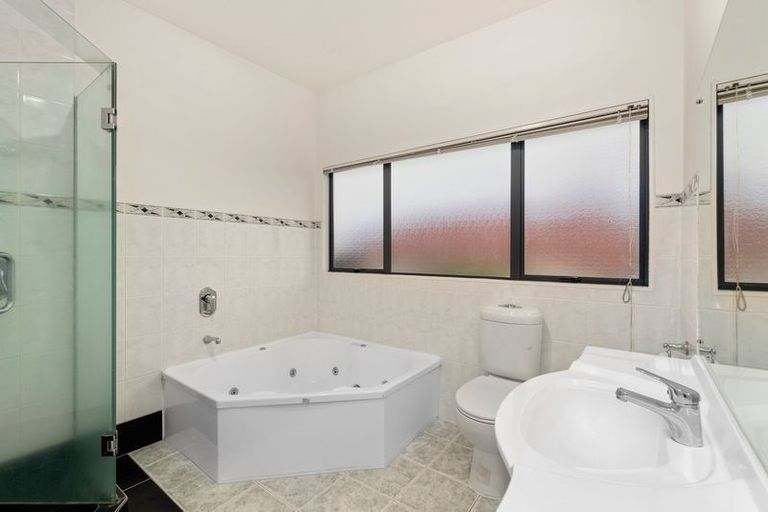 Photo of property in 28 St Clair Place, Browns Bay, Auckland, 0630