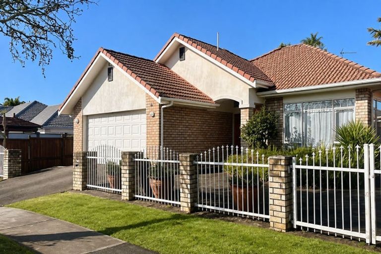 Photo of property in 14 Corta Bella Place, Golflands, Auckland, 2013