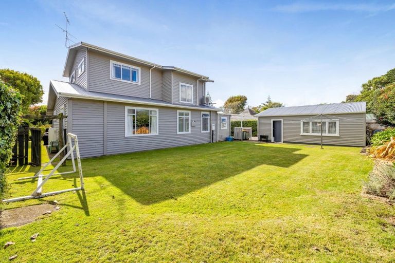 Photo of property in 77 Govett Avenue, Frankleigh Park, New Plymouth, 4310